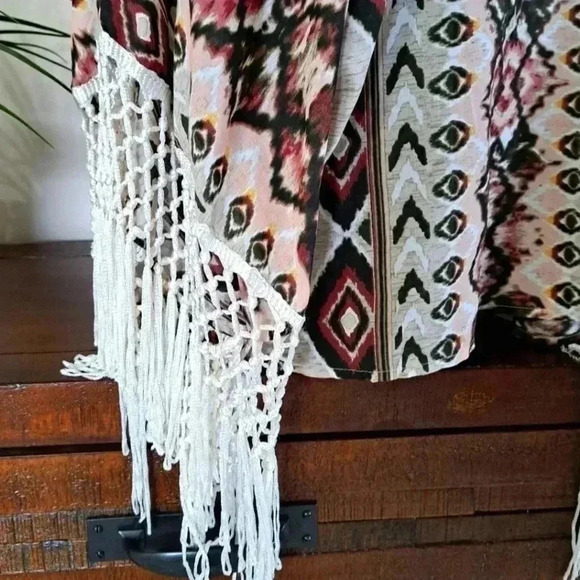 ❤️ Vero Moda Crochet Fringe Print V-neck Top Poncho Size small/medium - Picture 13 of 13